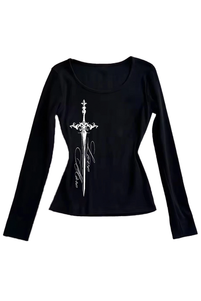 Top de manga larga con espada y letras estilo grunge