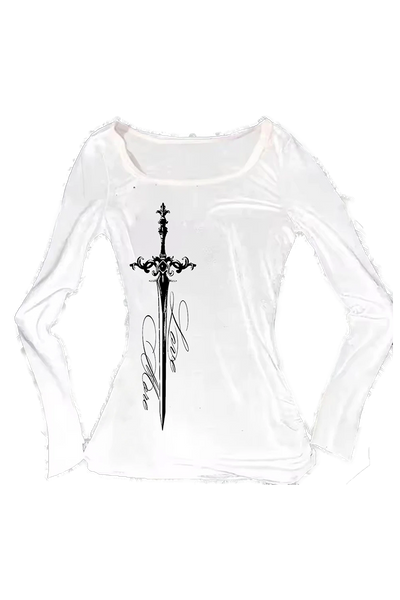 Top de manga larga con espada y letras estilo grunge