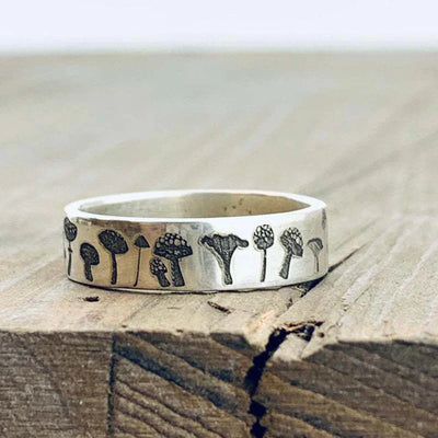 Anillo bohemio hecho a mano con flor tallada