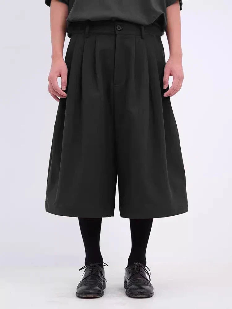 Schwarze, feste, weite Jorts mit Falten