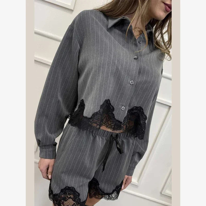 Conjunto de Blusa Corta y Pantalones Cortos a Rayas