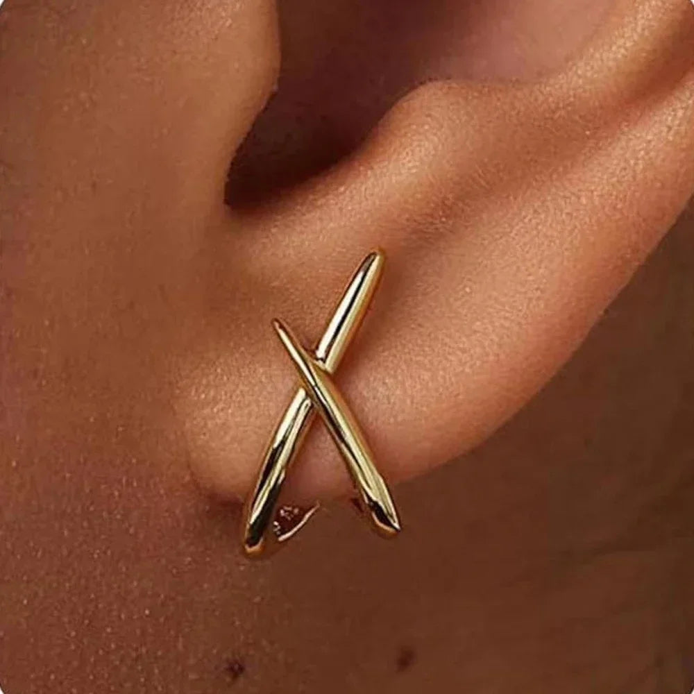 Elegante goldene Ohrstecker