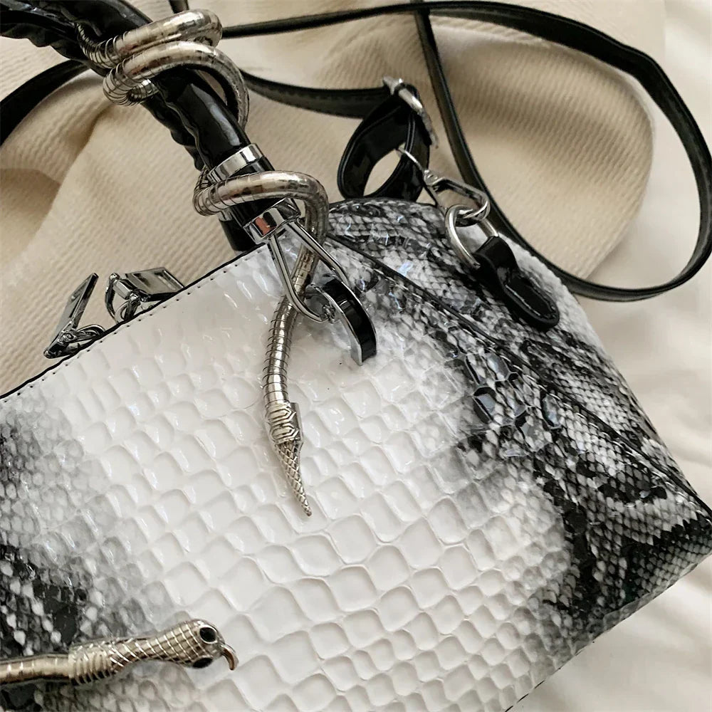 Bolso de mano con patrón de cocodrilo y forma de serpiente