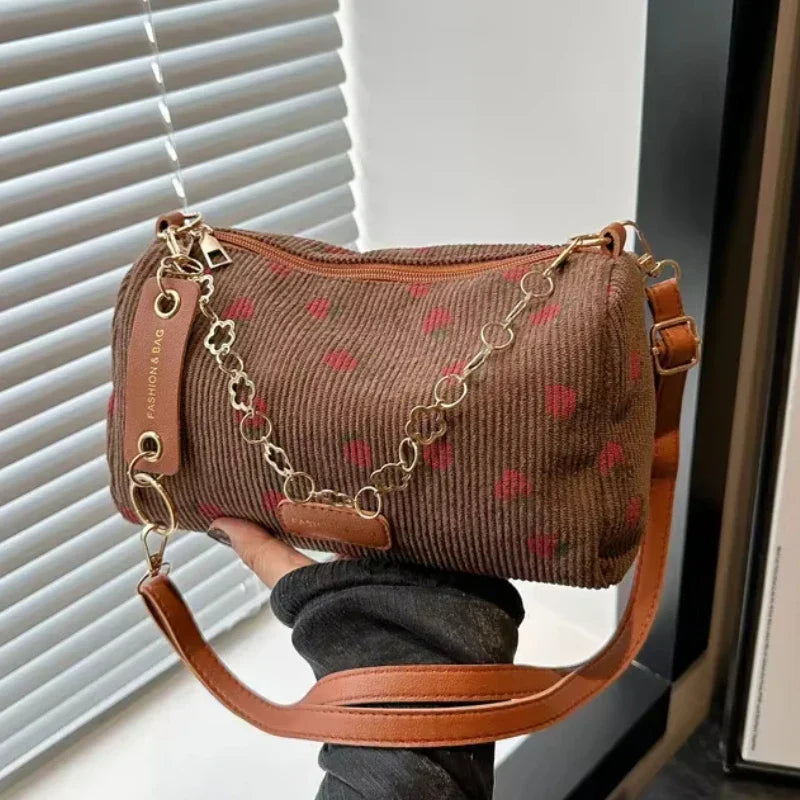 Bolso de pana pequeño con bonito estampado de fresas
