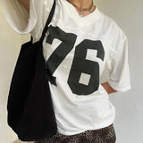 Camiseta con cuello de pico con estampado numérico deportivo Y2K
