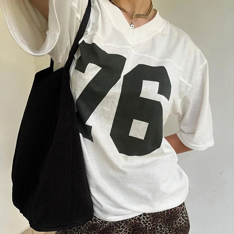 Camiseta con cuello de pico con estampado numérico deportivo Y2K