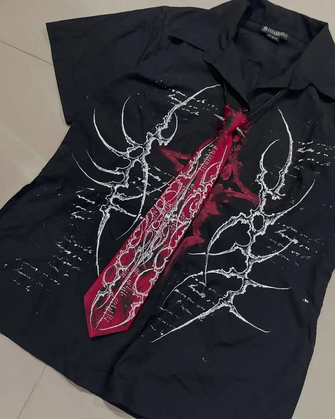 Camisa Y2K de esmoquin con estampado de calaveras