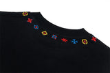 Camiseta geométrica con cuello redondo y bordados