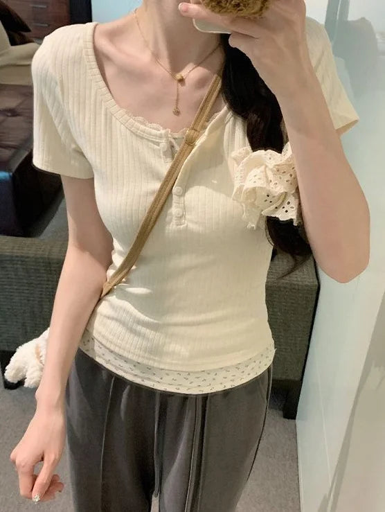 T-Shirt mit Blumenmuster, Patchwork und Spitze