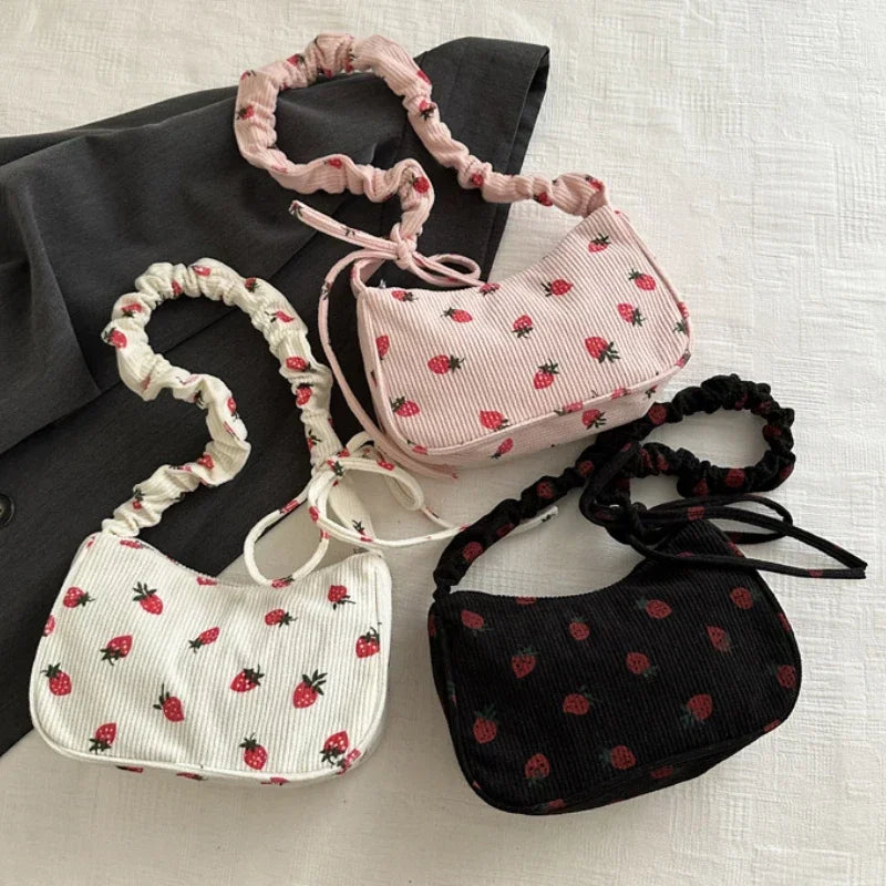 Bolso de pana pequeño con bonito estampado de fresas