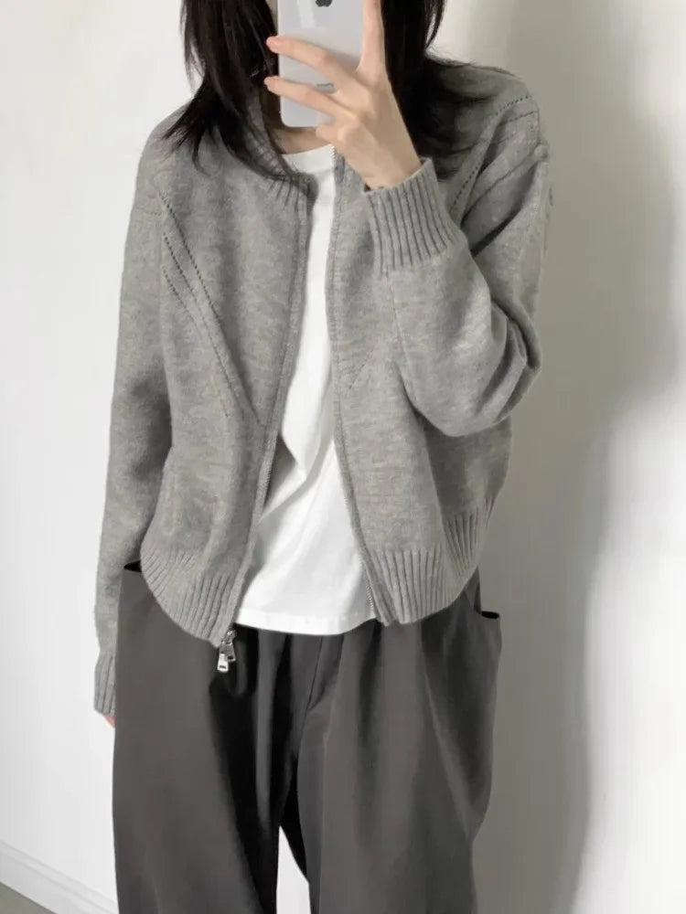Weicher grauer Strickpullover mit Reißverschluss für Mädchen