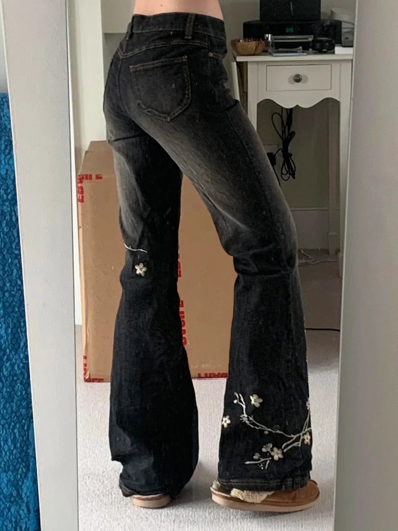 Jeans acampanados de tiro bajo con bordado floral vintage