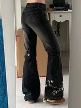Jeans acampanados de tiro bajo con bordado floral vintage