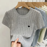Camiseta de seda holgada con corazón bordado