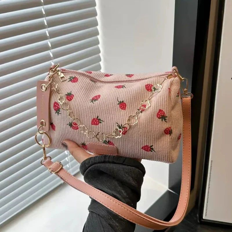 Bolso de pana pequeño con bonito estampado de fresas