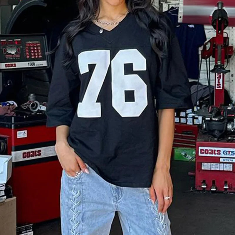 Camiseta con cuello de pico con estampado numérico deportivo Y2K