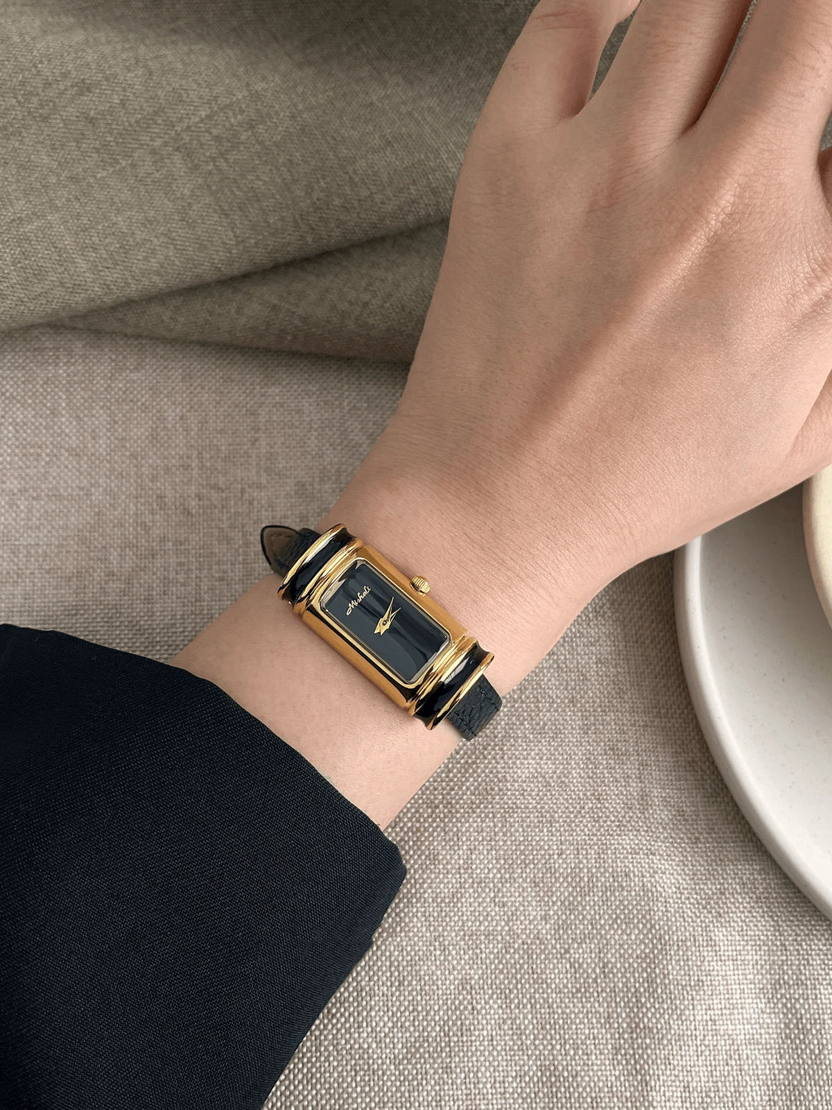 Simple Leather Strap Women Wristwatch