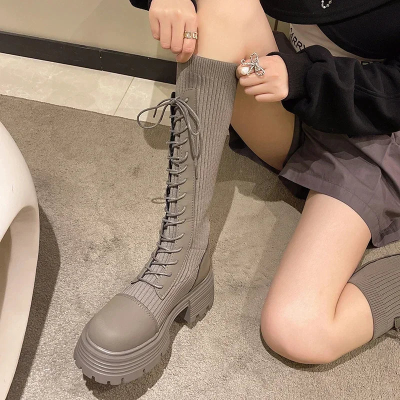 Klobige, lange Strickstiefel für Damen