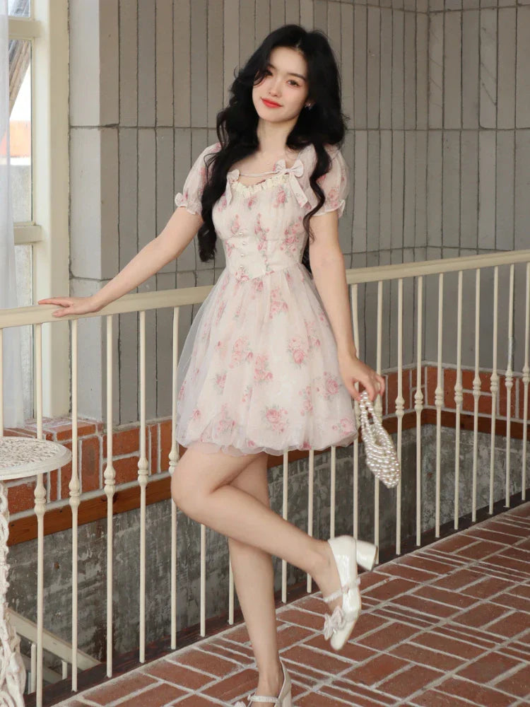 Niedliches Minikleid mit Blumenmuster und Schleifen