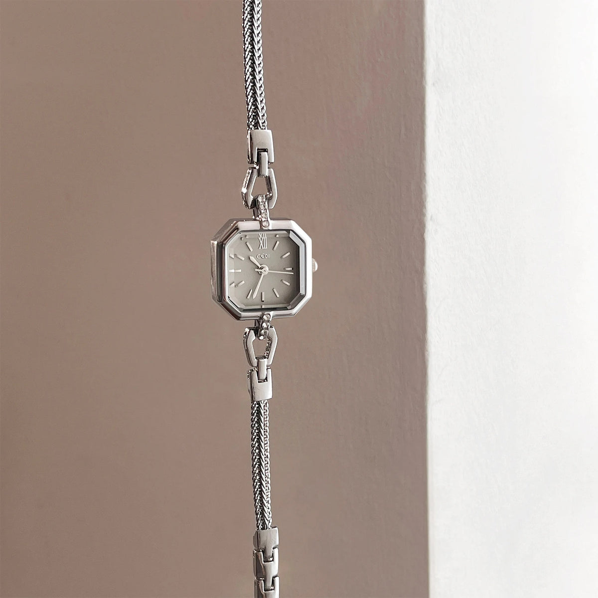 Elegant Bracelet Style Quartz Women's Wristwatch