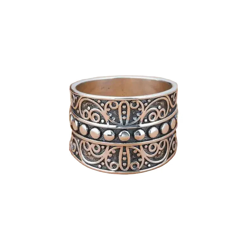 Eleganter Ring mit Weinranken-Muster im Vintage-Stil