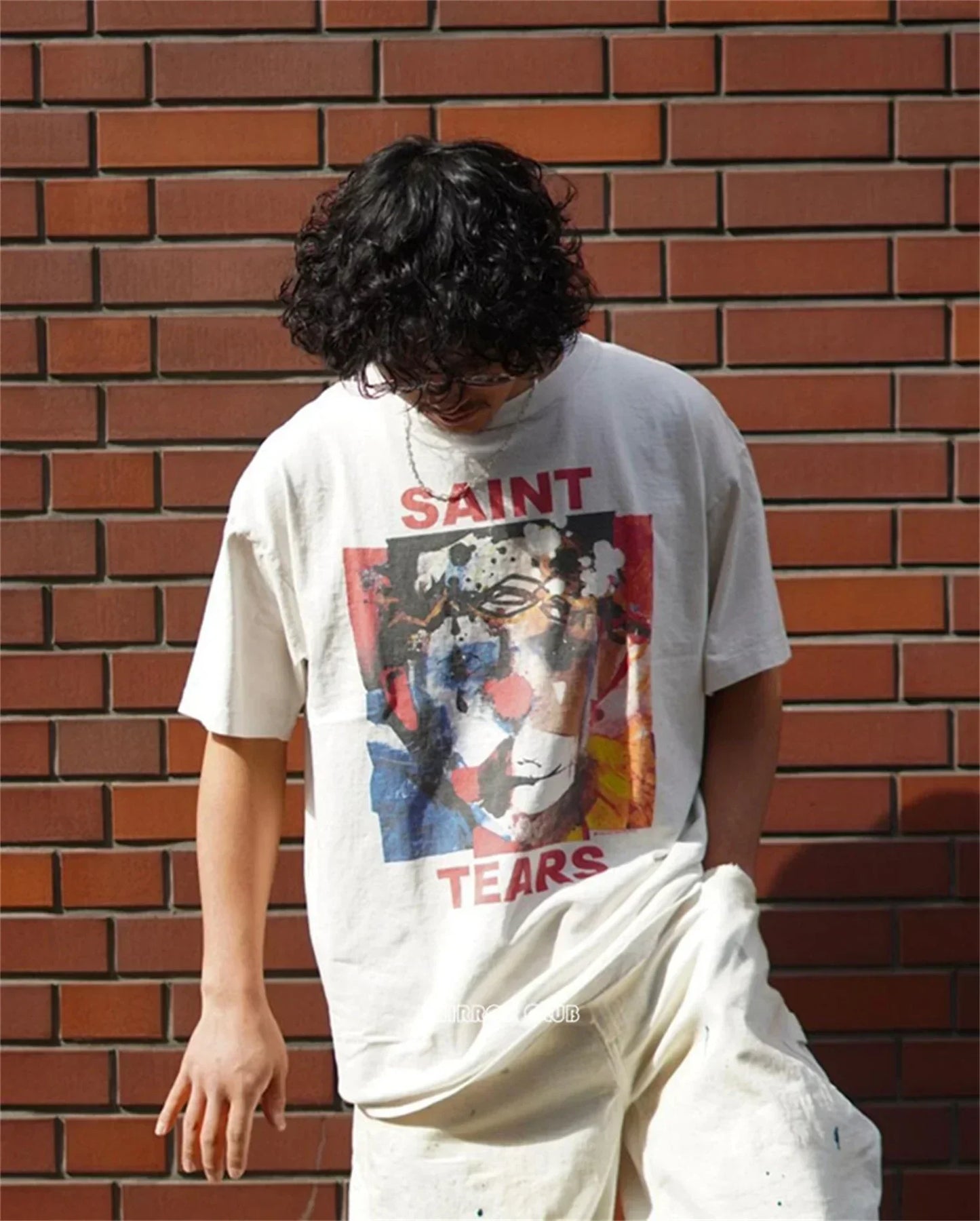 Camiseta blanca con estampado de grafiti retro