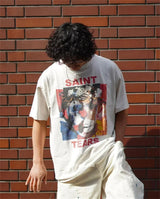 Camiseta blanca con estampado de grafiti retro