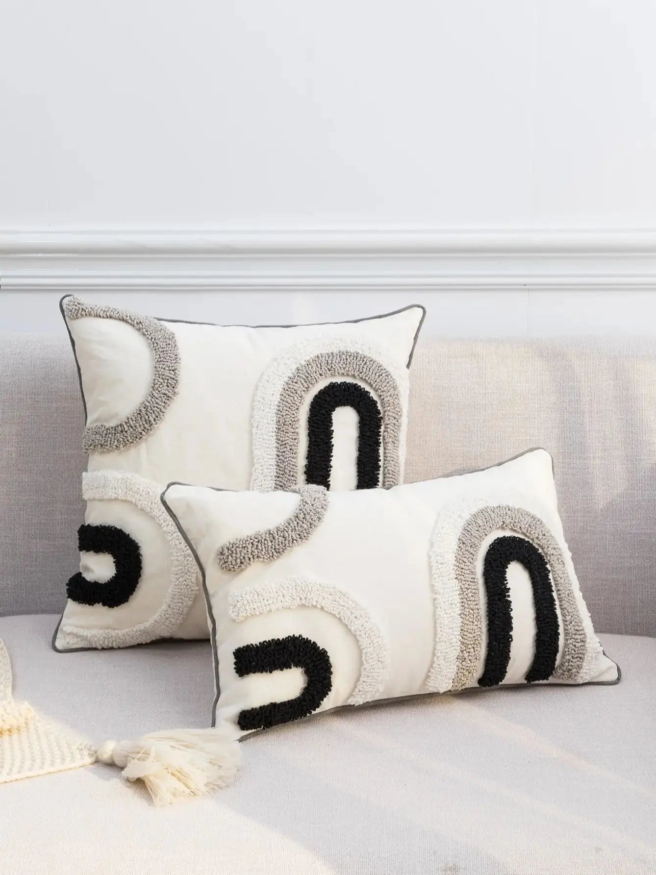 Funda de almohada con patrón en U, colores negro, gris y blanco