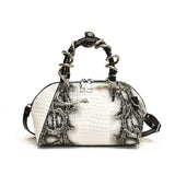 Bolso de mano con patrón de cocodrilo y forma de serpiente