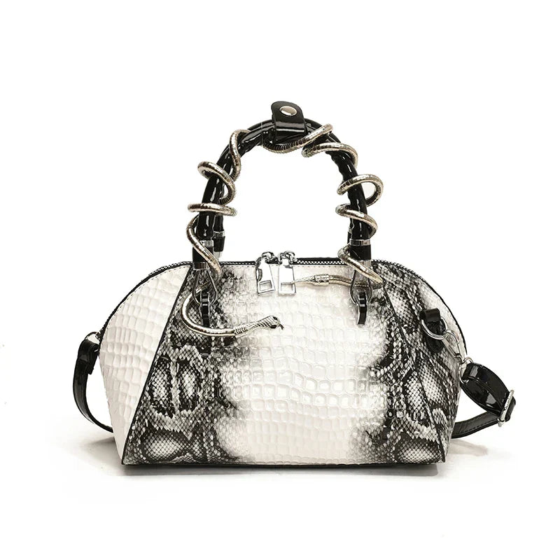 Bolso de mano con patrón de cocodrilo y forma de serpiente