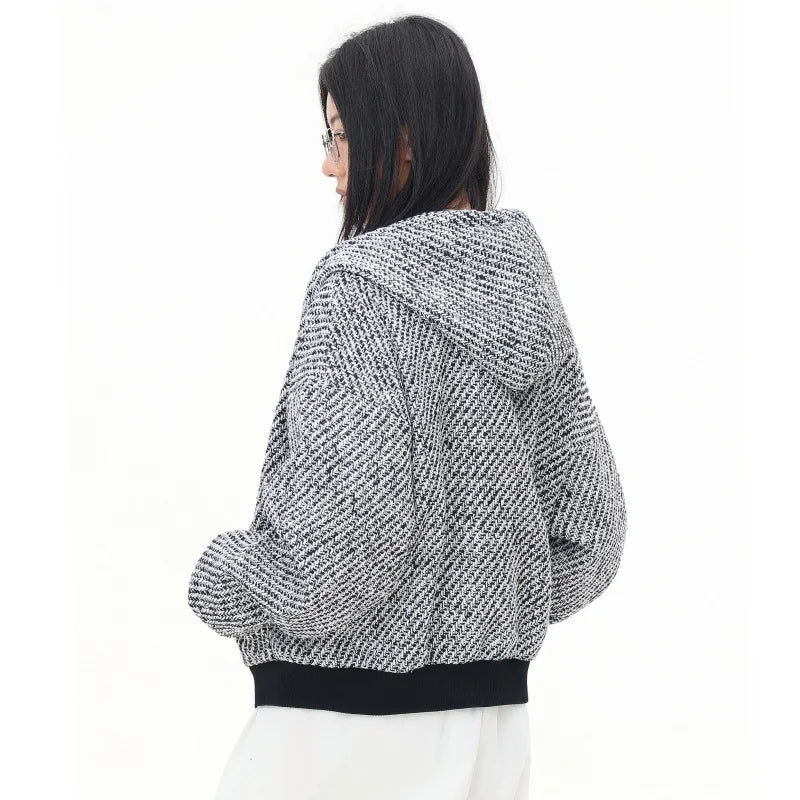 Eleganter grauer Kapuzenpullover mit Reißverschluss