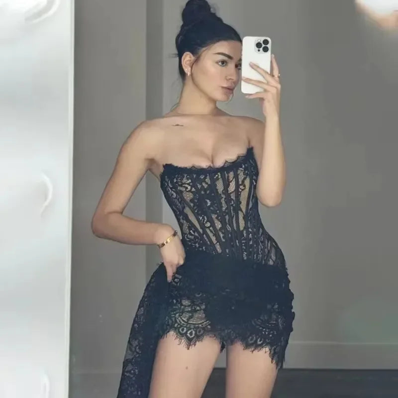 Verführerisches trägerloses Mini-Spitzenkleid
