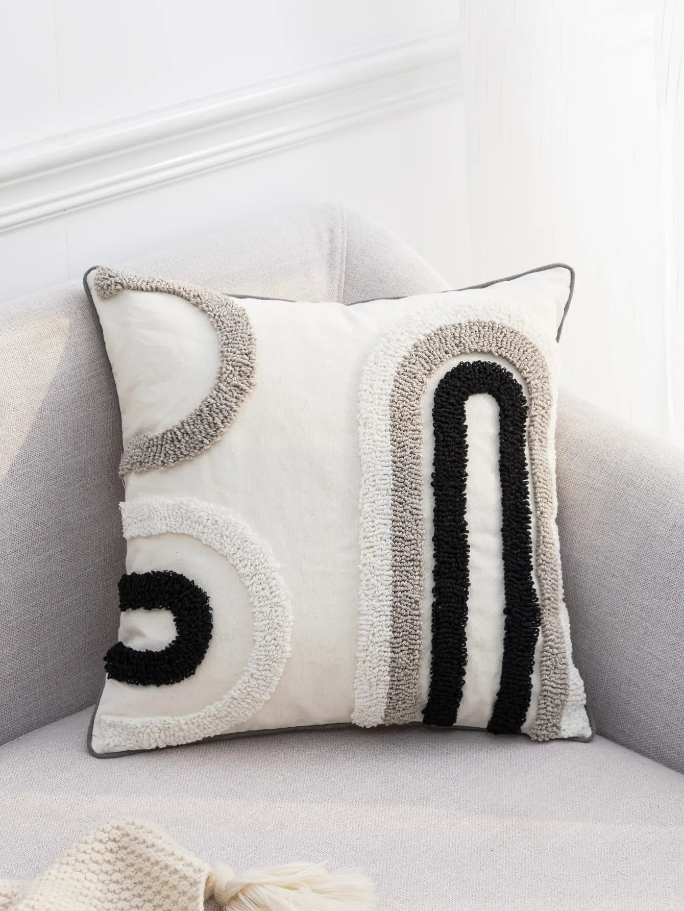 Funda de almohada con patrón en U, colores negro, gris y blanco