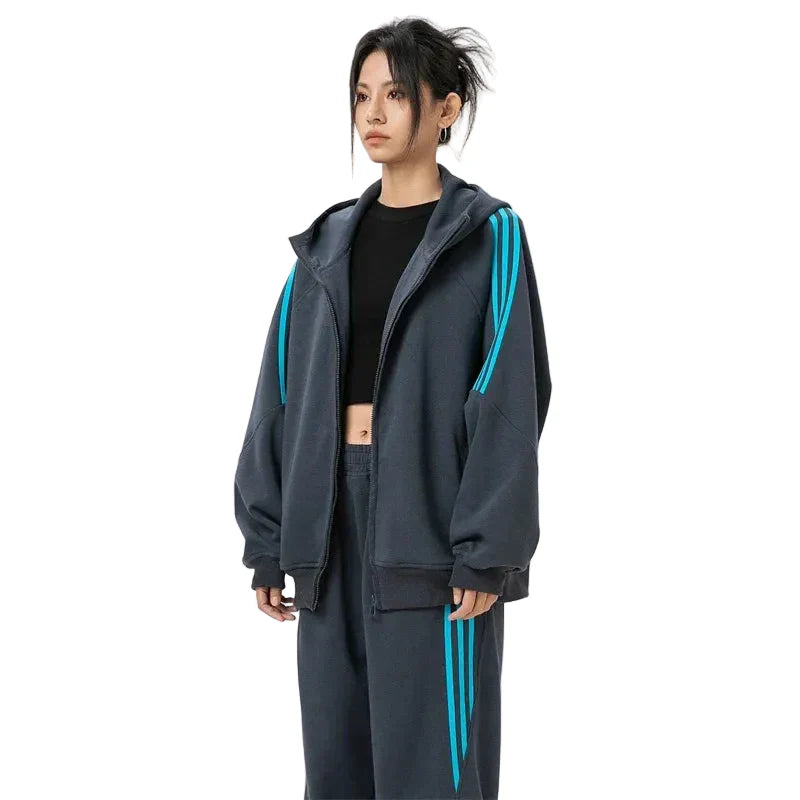 Stylischer gestreifter Kapuzenpullover mit Reißverschluss