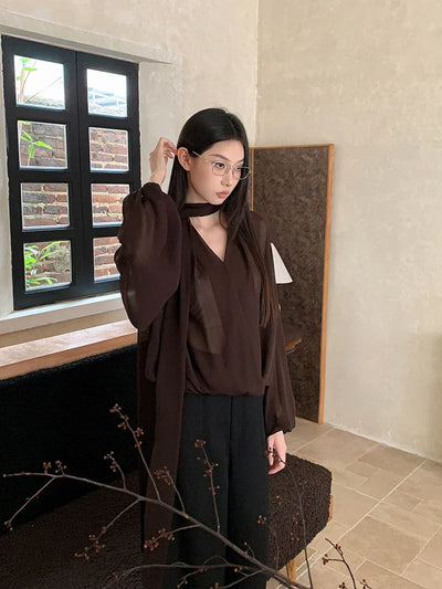 Blusa de gasa marrón de manga larga con lazo