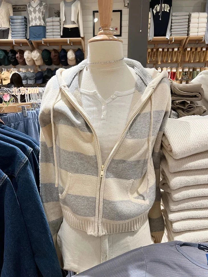 Gemütlicher gestreifter Kapuzenpullover