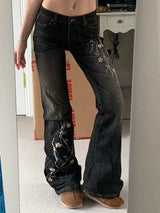 Jeans acampanados de tiro bajo con bordado floral vintage