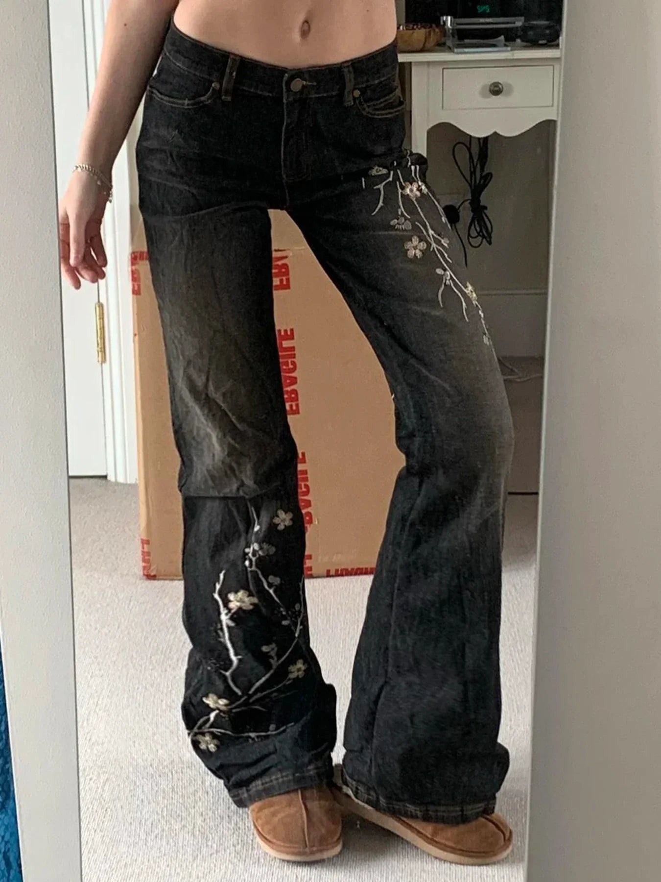 Jeans acampanados de tiro bajo con bordado floral vintage