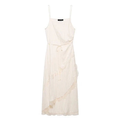 Beiges romantisches, geknittertes Wickelkleid