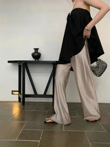 Elegante Satinhose mit weitem Bein