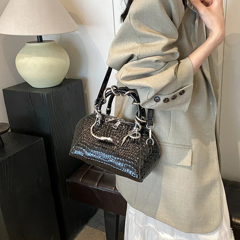 Bolso de mano con patrón de cocodrilo y forma de serpiente