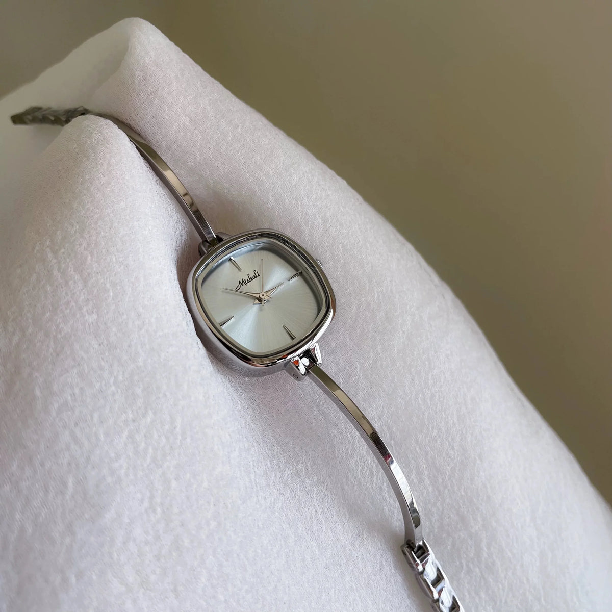 Pearl Women's Chain Watch