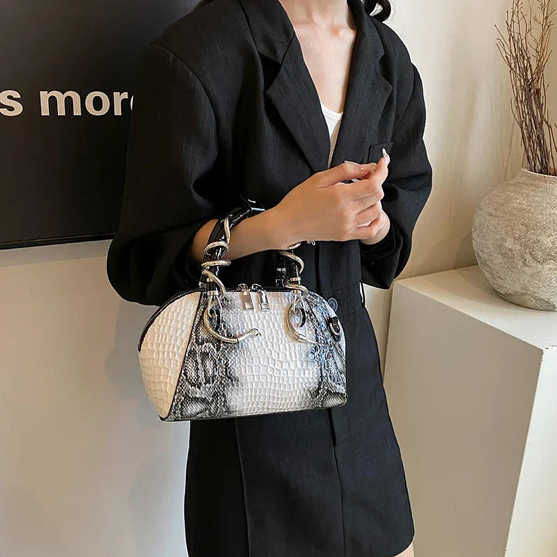 Bolso de mano con patrón de cocodrilo y forma de serpiente