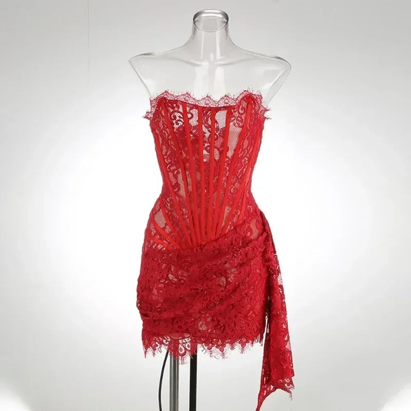 Verführerisches trägerloses Mini-Spitzenkleid