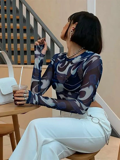 Top corto de malla transparente con cuello redondo y estilo ciberpunk