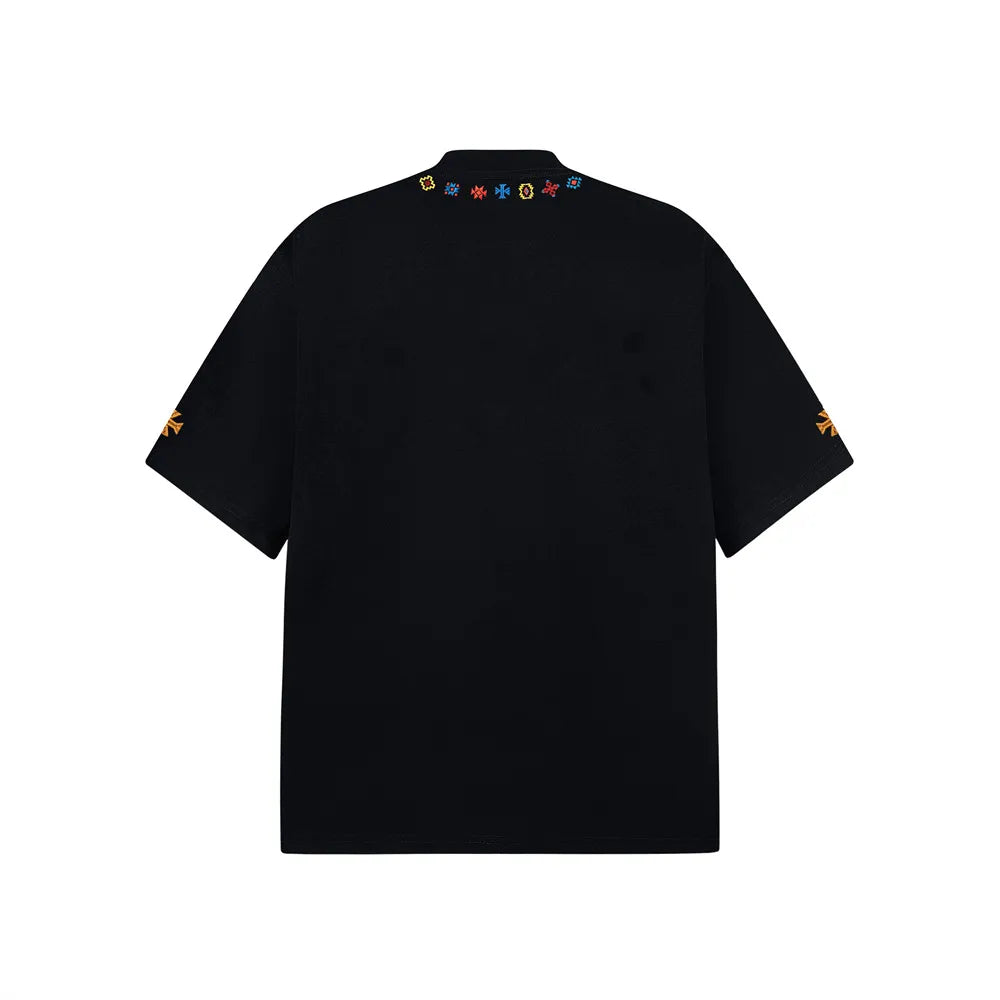 Camiseta geométrica con cuello redondo y bordados