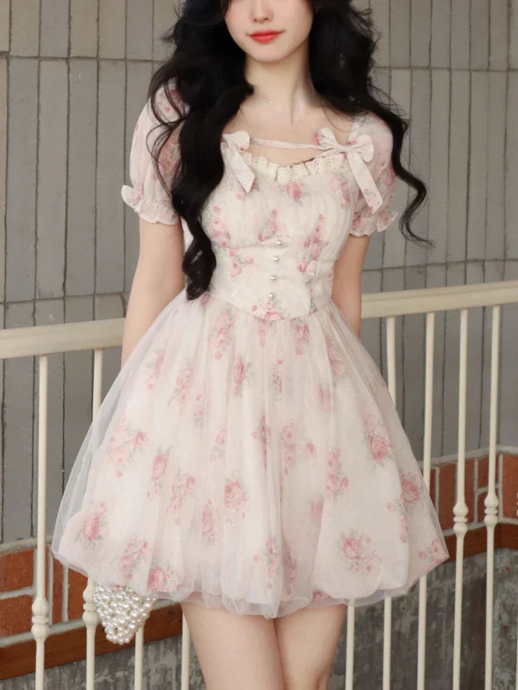Niedliches Minikleid mit Blumenmuster und Schleifen