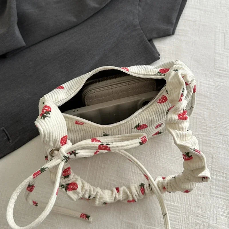 Bolso de pana pequeño con bonito estampado de fresas