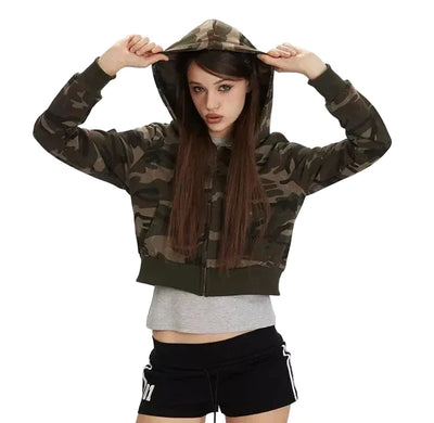 Kurzer Kapuzenpullover in Armee-Grün-Camouflage