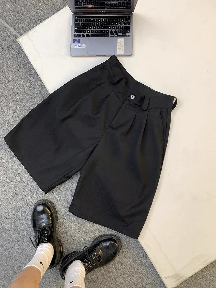 Schwarze, feste, weite Jorts mit Falten